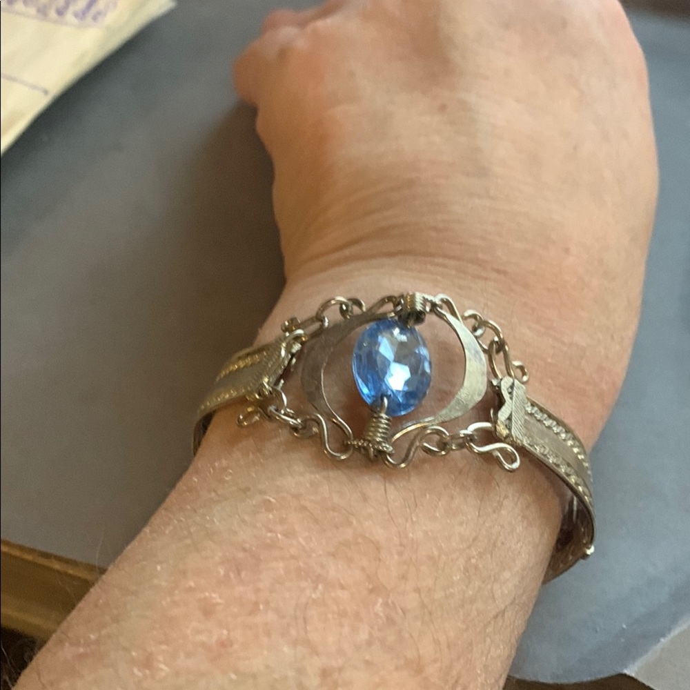 Elegant Silver Bracelet with Blue Gemstone